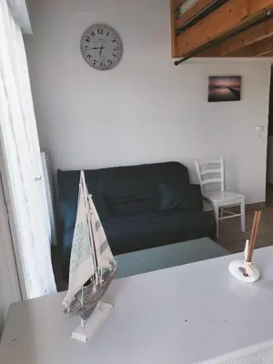 Coin salon dans l'établissement Maison calme proche mer - La Roseraie