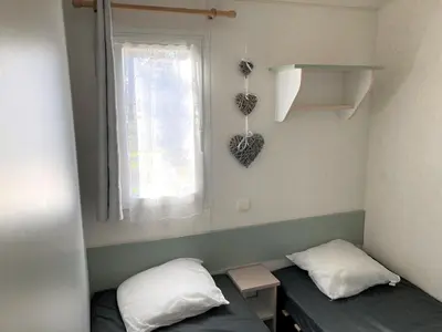 Un ou plusieurs lits dans un hébergement de l'établissement Mobil home 4 personnes Plein cœur de la Vendée proche Parc du PUYDUFOU