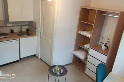 Cuisine ou kitchenette dans l'établissement Studio meublée independant 1