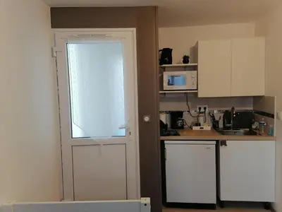 Cuisine ou kitchenette dans l'établissement Studio meublée independant 1