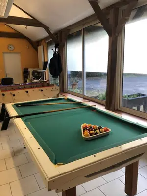 Billard dans l'établissement Gîte -Belle Maison dans une ancienne école-Tarif réduit hors WE !