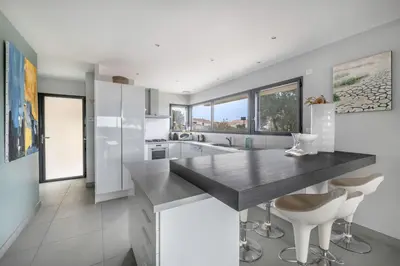 Cuisine ou kitchenette dans l'établissement Maison d’Architecte Face Mer à la Plaine sur Mer