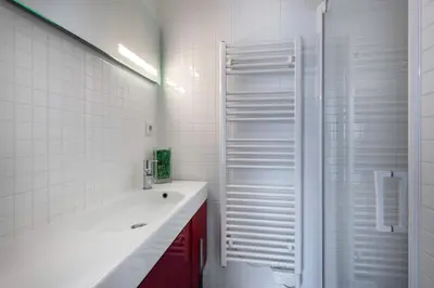 Salle de bains dans l'établissement Maison d’Architecte Face Mer à la Plaine sur Mer