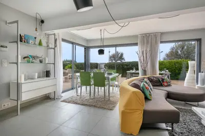 Cuisine ou kitchenette dans l'établissement Maison d’Architecte Face Mer à la Plaine sur Mer