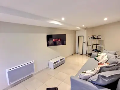 Télévision ou salle de divertissement dans l'établissement Le Petit Rocher 30m2- Studio standing 3 étoiles