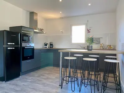 Cuisine ou kitchenette dans l'établissement Gîte rénové au cœur du Vignoble Nantais, proche Hellfest, terrasse, jardin clos, parking, vélos à dispo - FR-1-306-1230