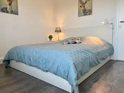 Un ou plusieurs lits dans un hébergement de l'établissement Maison spacieuse avec fitness, massage sur demande et jardin privatif, proche Nantes et Pornic - FR-1-306-1231