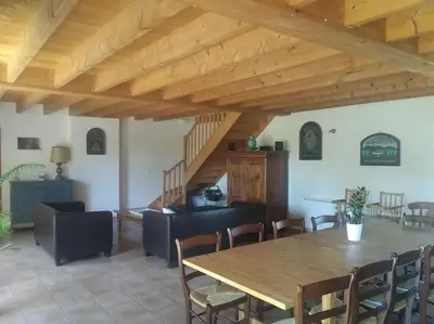 Coin salon dans l'établissement Gite les Farfadets - 12 personnes maxi