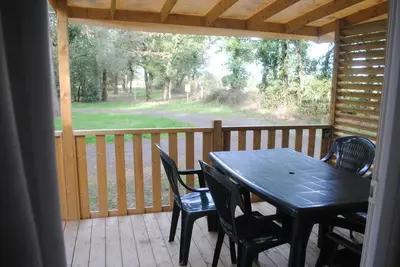 Jardin de l'établissement Mobil Home camping 3*** piscine chauffée
