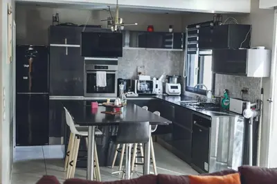 Cuisine ou kitchenette dans l'établissement Villa 4ch 4Sdb à 5min de Nantes