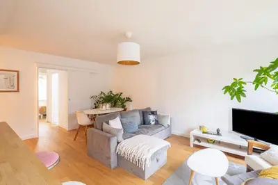 Télévision ou salle de divertissement dans l'établissement Sérénité - 2 chambres - Calme et Verdure