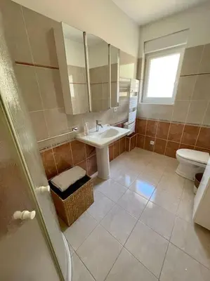 Salle de bains dans l'établissement Port de Pornic. Vue mer. Sea view. 4 rooms.