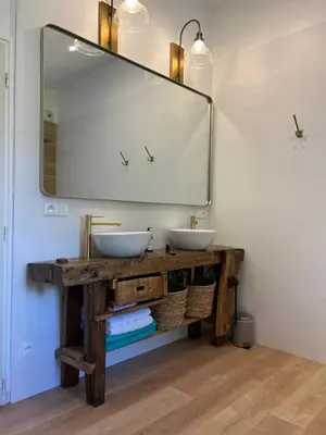 Salle de bains dans l'établissement La Millière - Chambres d'hôtes - Piscine & campagne - Marie-Anne & Marie-Adélaïde