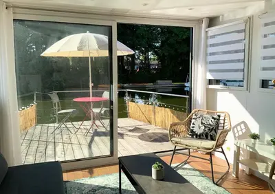 Coin salon dans l'établissement Bateau appartement sur l'Erdre au coeur de Nantes