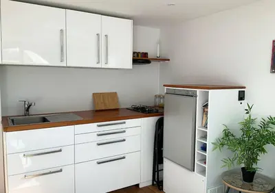 Cuisine ou kitchenette dans l'établissement Bateau appartement sur l'Erdre au coeur de Nantes