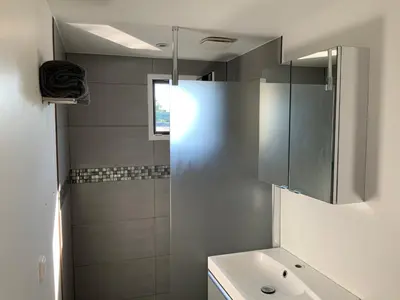 Salle de bains dans l'établissement Bateau appartement sur l'Erdre au coeur de Nantes