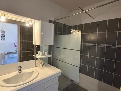 Salle de bains dans l'établissement Appartement bord de mer avec balcon et parking - FR-1-652-28