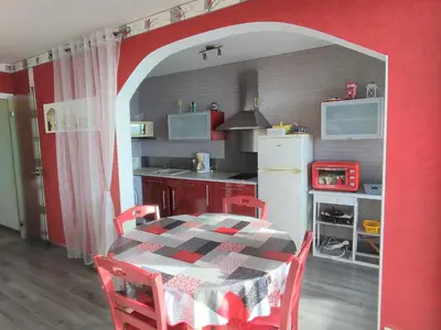 Cuisine ou kitchenette dans l'établissement Appartement bord de mer avec balcon et parking - FR-1-652-28