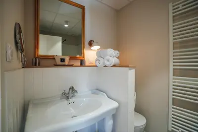 Salle de bains dans l'établissement Hôtel Le Noirmoutier