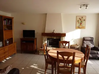 Coin salon dans l'établissement Charmante maison en campagne