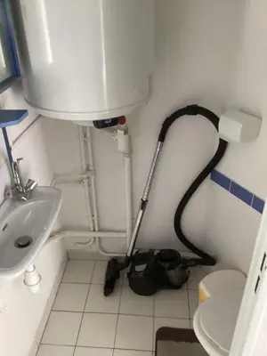 Salle de bains dans l'établissement T2 calme proche plage de Porcé