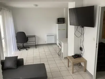 Télévision ou salle de divertissement dans l'établissement T2 calme proche plage de Porcé