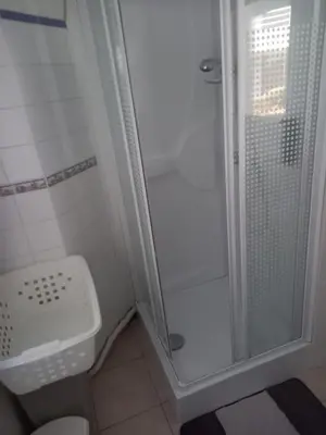 Salle de bains dans l'établissement T2 calme proche plage de Porcé