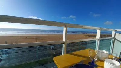 Vue générale sur la mer ou vue sur la mer prise depuis l'appartement