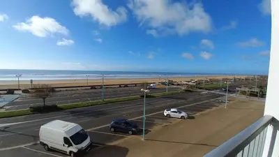 Vue générale sur la mer ou vue sur la mer prise depuis l'appartement