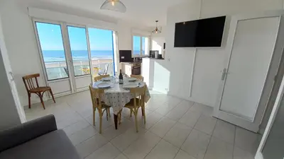 Télévision ou salle de divertissement dans l'établissement LA PEROUSE - Appartement 4ème étage - 2 chambres vue mer