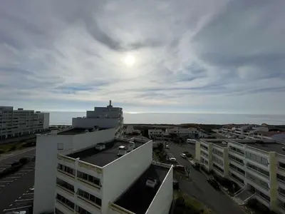 Vue générale sur la mer ou vue sur la mer prise depuis l'appartement