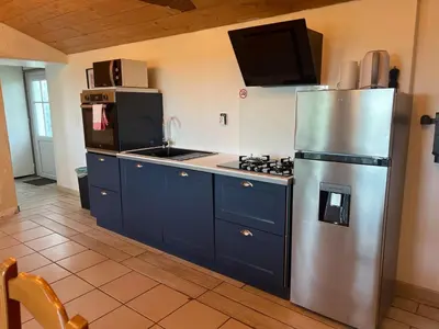 Cuisine ou kitchenette dans l'établissement L ETANG DES VACANCES Maison de charme au cœur des marais pour 6pers