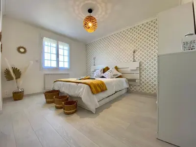 Un ou plusieurs lits dans un hébergement de l'établissement Appartement Confort avec Suite Parentale et Équipements pour Bébé à Saint-Michel-Chef-Chef - FR-1-306-1232