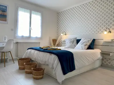 Un ou plusieurs lits dans un hébergement de l'établissement Appartement Confort avec Suite Parentale et Équipements pour Bébé à Saint-Michel-Chef-Chef - FR-1-306-1232