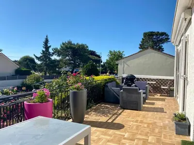 Jardin de l'établissement Appartement Confort avec Suite Parentale et Équipements pour Bébé à Saint-Michel-Chef-Chef - FR-1-306-1232