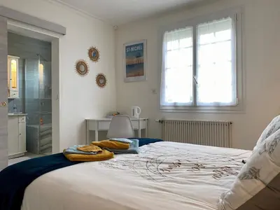 Un ou plusieurs lits dans un hébergement de l'établissement Appartement Confort avec Suite Parentale et Équipements pour Bébé à Saint-Michel-Chef-Chef - FR-1-306-1232