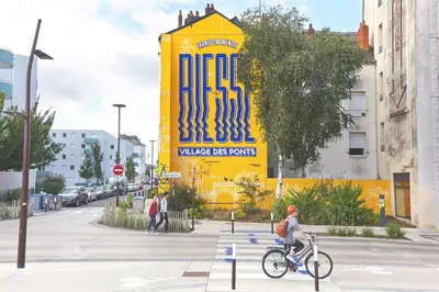 Vélo sur le terrain de l'établissement Studio refait à neuf avec Parking en Bord de Loire ou dans les environs