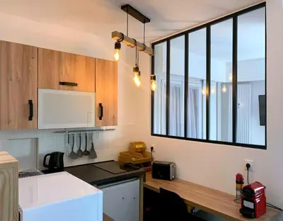 Cuisine ou kitchenette dans l'établissement T1 bis cosy et spacieux - wifi - parking gratuit