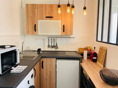 Cuisine ou kitchenette dans l'établissement T1 bis cosy et spacieux - wifi - parking gratuit