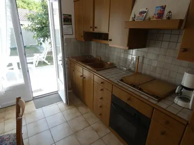 Cuisine ou kitchenette dans l'établissement Maison de vacances à Notre Dame-de-Monts - 5 personnes - FR-1-540-174