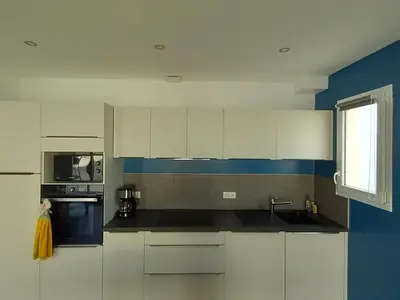 Cuisine ou kitchenette dans l'établissement Appartement NEUF 1 chambre, 4 pers, 350m plage Saint Jean de Monts, calme, forêt, commerces à proximité - FR-1-323-268