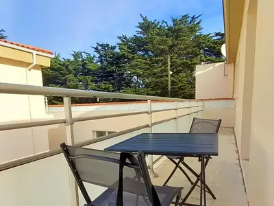 Balcon ou terrasse dans l'établissement Appartement NEUF 1 chambre, 4 pers, 350m plage Saint Jean de Monts, calme, forêt, commerces à proximité - FR-1-323-268