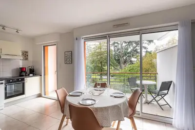 Cuisine ou kitchenette dans l'établissement Le Jardin des Plantes - Bail mobilité sur Nantes