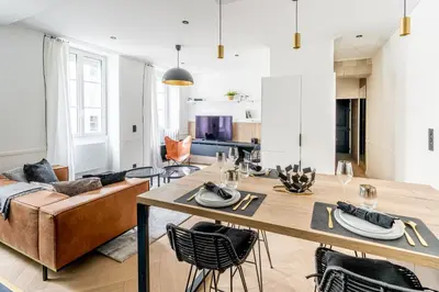 Télévision ou salle de divertissement dans l'établissement Le Passage Royal - Les Maisons de Madeleine