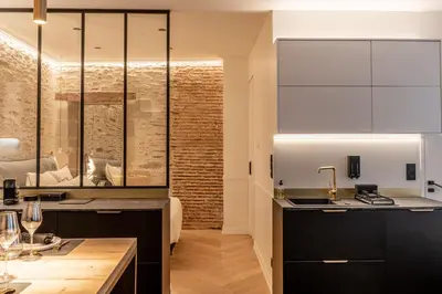 Cuisine ou kitchenette dans l'établissement Le Passage Royal - Les Maisons de Madeleine