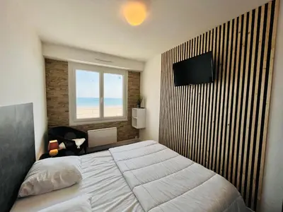 Télévision ou salle de divertissement dans l'établissement Le Miramar, face mer et standing