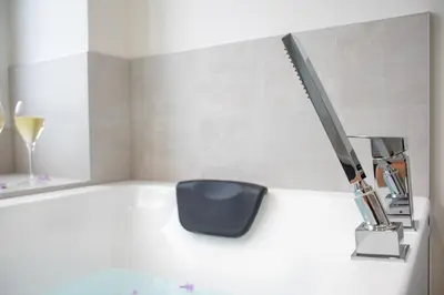 Salle de bains dans l'établissement L'Appartement des Ducs avec Baignoire Double