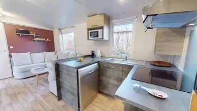 Cuisine ou kitchenette dans l'établissement Mobil home domaine avec piscine proche mer