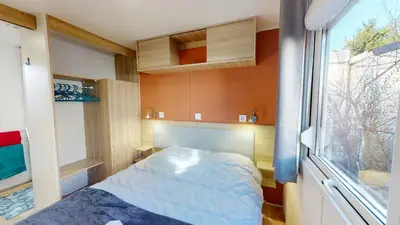Un ou plusieurs lits dans un hébergement de l'établissement Mobil home domaine avec piscine proche mer