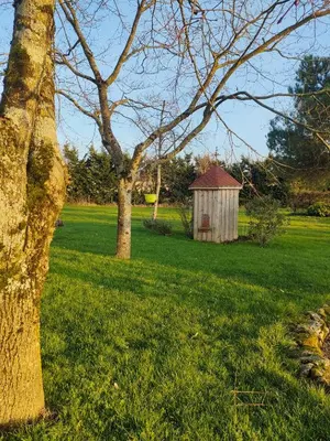 Jardin de l'établissement Jolies Chambres familiales à 10 minutes du Puy du Fou